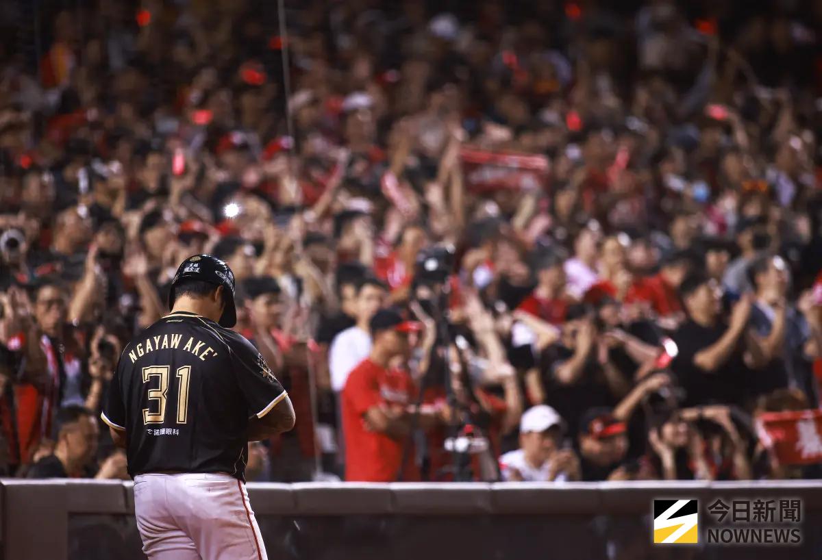 ▲林智勝引退賽第三天吸引滿場四萬名球迷進場見證他最後一場比賽，結果他於第四打席打出全壘打，將大師兄障礙推進至305轟。（圖／記者葉政勳攝 ,2025.09.07）