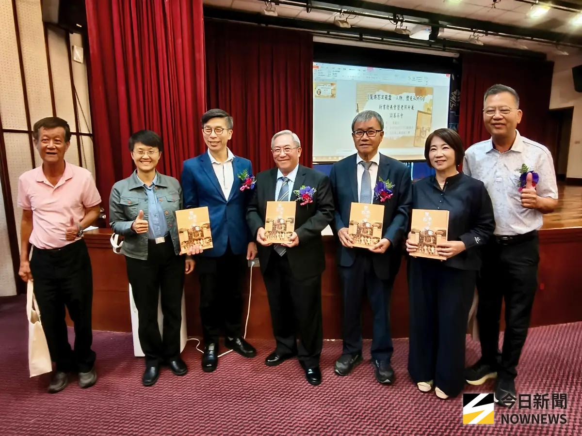▲里港百年風雲新書發表，教育部長鄭英耀（右3）、客委會主委古秀妃（左2）、縣長周春米等人出席。（圖／記者莊全成攝，2025.09.07）