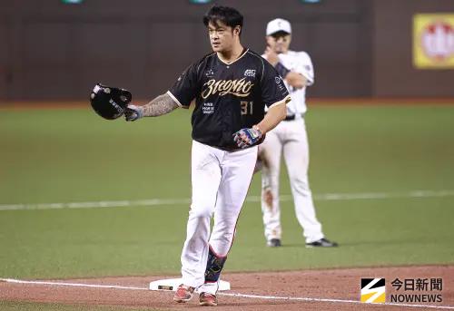 林智勝引退／大師兄敲生涯305轟、劉基鴻雙響砲　味全11：1勝台鋼
