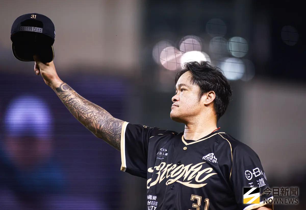 ▲林智勝在引退賽第三天第四個打席敲出左外野方向陽春全壘打，賽後味全龍總教練葉君璋認為，大師兄有點太早退休了。（圖／記者葉政勳攝 ,2025.09.07）