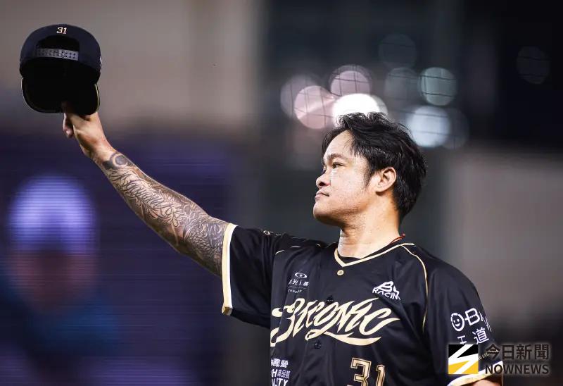 ▲林智勝在引退賽第三天第四個打席敲出左外野方向陽春全壘打，賽後味全龍總教練葉君璋認為，大師兄有點太早退休了。（圖／記者葉政勳攝 ,2025.09.07）