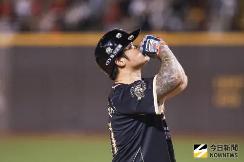 快訊／林智勝引退賽開轟！生涯第305轟出爐　全場4萬球迷給予掌聲
