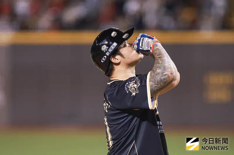 ▲味全龍林智勝在引退賽最終戰敲出個人職棒生涯第305轟。（圖／記者葉政勳攝,2025.09.07）