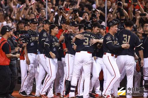 ▲味全龍林智勝在引退賽最終戰敲出個人職棒生涯第305轟。（圖／記者葉政勳攝,2025.09.07）