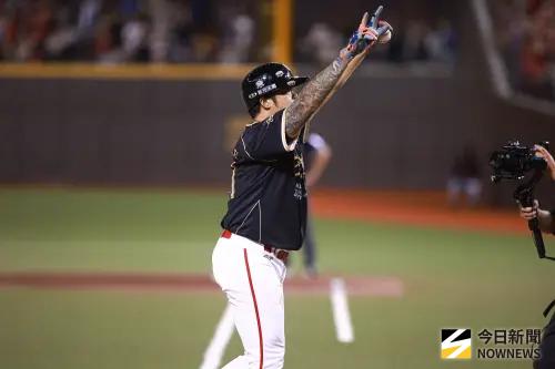 ▲味全龍林智勝在引退賽最終戰敲出個人職棒生涯第305轟。（圖／記者葉政勳攝,2025.09.07）