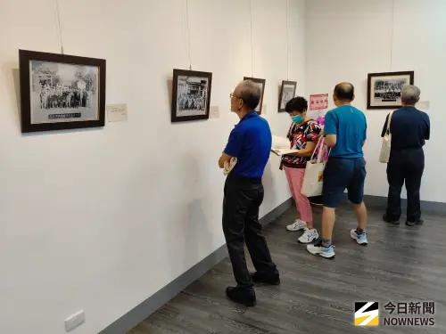 ▲新書發表及珍貴老照片，在里港鄉立圖書館展出。（圖／記者莊全成攝，2025.09.07）