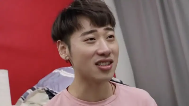 ▲現年34歲的藝人小賴（賴晏駒；如圖）20歲時逃過生死劫難，是因家中平時有念經、靜坐，得以活下來；演員張靜之則是曾在台上演出一半，突中邪般地昏倒，事後完全失憶。（圖／翻攝自綜口味開房間YouTube）