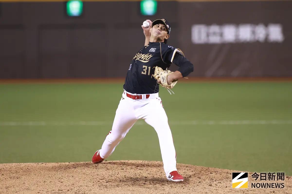 ▲味全龍黃暐傑今日迎接中職初先發，交手樂天桃猿。（圖／記者葉政勳攝 ,2025.09.07）