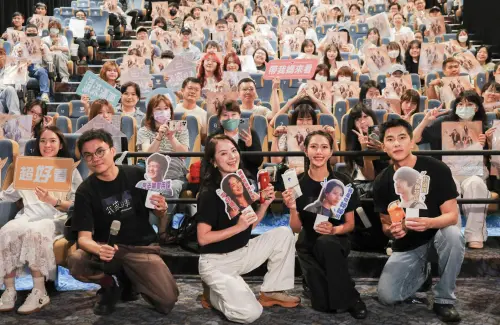 ▲《我家的事》搶先場，導演潘客印（左起）、高伊玲、黃珮琪、曾敬驊和滿場觀眾開心大合照。（圖／牽猴子提供）