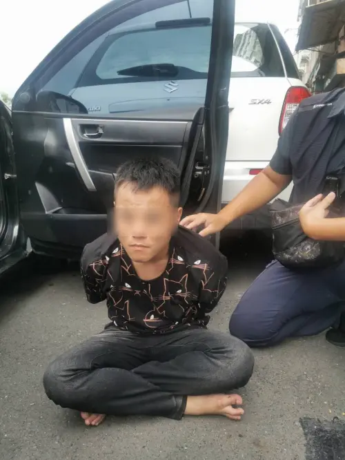 ▲警方在嫌犯身上查扣20多萬現金，另在竊嫌後座車廂查獲長槍，陳嫌自稱為空氣長槍，是否有殺傷力待鑑識人員查證中。(圖／記者郭凱杰翻攝)