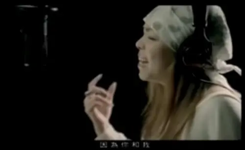 ▲抗SARS神曲〈手牽手〉集結全台86位歌手，以歌聲陪台灣人度過疫情風暴。圖為張惠妹。（圖／翻攝自YouTube）