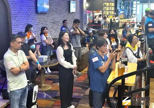 ▲高雄市政府勞工局舉辦BIG BALL滾動吧！保齡球比賽活動，吸引各國籍的勞工朋友一起進場同樂，為自己喜愛的球隊歡呼加油。(圖／記者黃守作攝，2025.09.07)