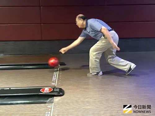 ▲高雄市政府勞工局局長江健興參與保齡球比賽活動。(圖／記者黃守作攝，2025.09.07)