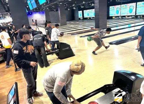▲高雄市政府勞工局保齡球比賽活動，參賽人員進行比賽的情形。(圖／記者黃守作攝，2025.09.07)
