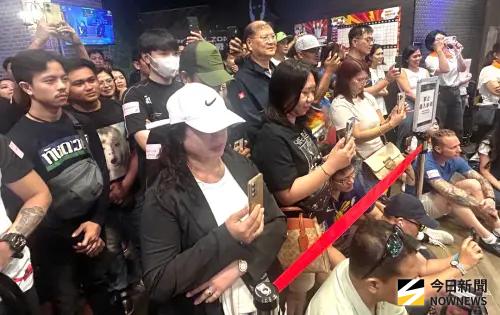 ▲高雄市政府勞工局舉辦BIG BALL滾動吧！保齡球比賽活動，吸引各國籍的勞工朋友一起進場同樂，為自己喜愛的球隊歡呼加油。(圖／記者黃守作攝，2025.09.07)