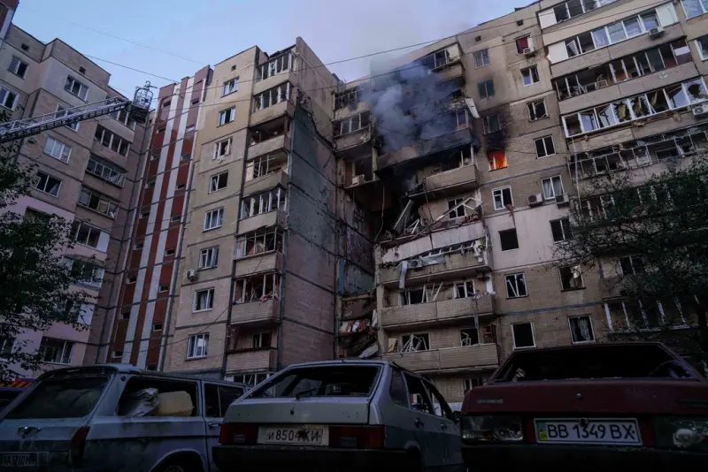    ▲俄羅斯6日對烏克蘭發動戰爭爆發以來最大規模的無人機攻擊，基輔多棟建物受損。（圖／美聯社／達志影像）  