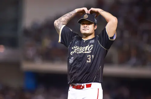 ▲味全龍球星「大師兄」林智勝今（7）日在引退系列賽締造歷史，此戰他先發第6棒鎮守一壘，第4打席轟出生涯第305轟，全場4萬名觀眾陷入瘋狂。（圖／記者葉政勳攝 ,2025.09.07）