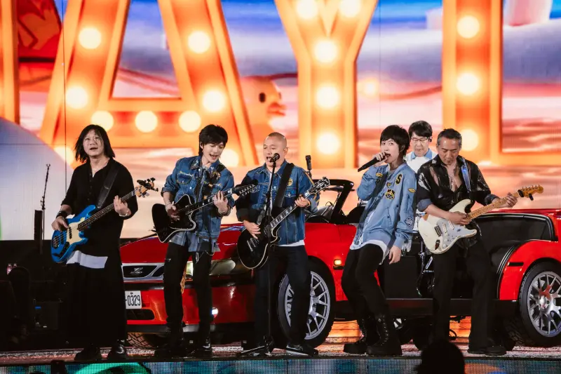 ▲五月天上海開唱，演唱會嘉賓張國璽（左3）大方獻吻阿信（右3），親暱稱呼「Honey」，讓粉絲嗨翻天。（圖／相信音樂提供）