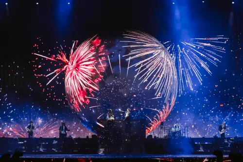 ▲五月天《回到那一天》演唱會到上海，邀請獨立音樂人陳粒擔任嘉賓，同台合唱〈私奔到月球〉。（圖／相信音樂提供）