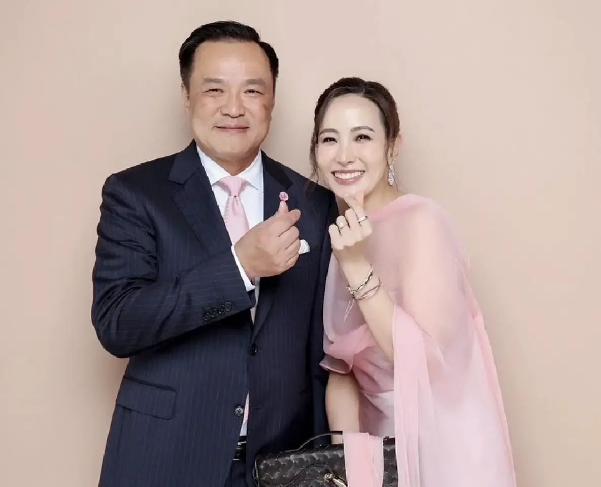 ▲泰國新總理阿努廷的妻子比他小20歲，外形美麗亮眼。（圖／翻攝自泰國網）
