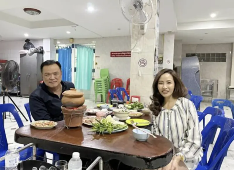   ▲泰國新總理阿努廷與第三任妻子感情很好，妻子稱讚他顧家、幽默。（圖／翻攝自新浪網）  