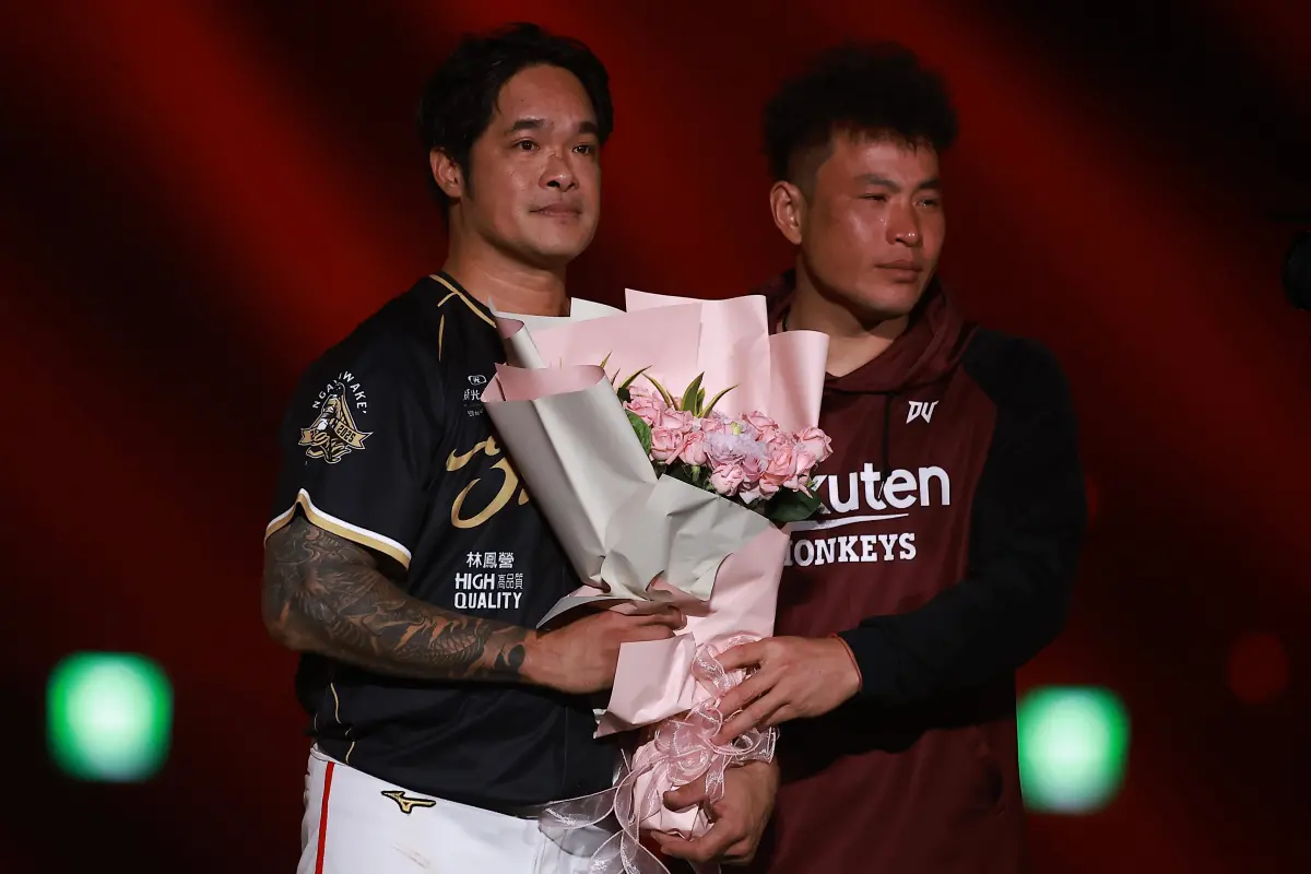 ▲因為新莊棒球場因雨延賽，樂天桃猿球星、林智勝昔日戰友林泓育代表獻花，上台與林智勝相擁，一度哭到不能自己。（圖／記者葉政勳攝 ,2025.09.07）