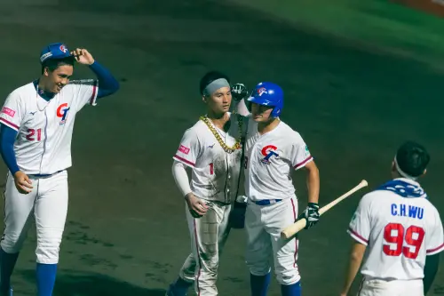 ▲5局下江庭毅作為這局的開路先鋒在無人出局時就因觸身球上壘，隨後又用自己的速度優勢盜上二壘，替中華隊創造得點圈機會。在1人出局時，巴拿馬先發投手出現暴投，江庭毅趁此機會攻佔上三壘。雖然許書誠最終在該打席未能擊出安打，但靠著江庭毅的聰明跑壘替中華隊先馳得點。（圖／中華棒協提供）