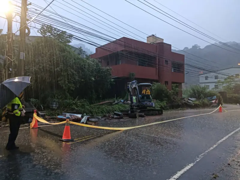 ▲受到大豪雨影響，台中太平區長龍路三段民宅圍牆倒塌。（圖／台中市議員蔡耀頡提供）
