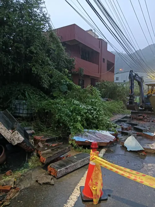 ▲受到大豪雨影響，台中太平區長龍路三段民宅圍牆倒塌。（圖／台中市議員蔡耀頡提供）