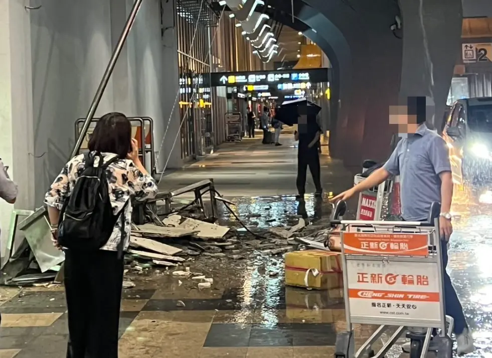 ▲今（7）日晚間台北松山機場傳天花板掉落意外！有民眾在現場目擊，松山機場等車的外廊區，突然有一大片天花板崩落。（圖／Threads@_________yao授權使用）