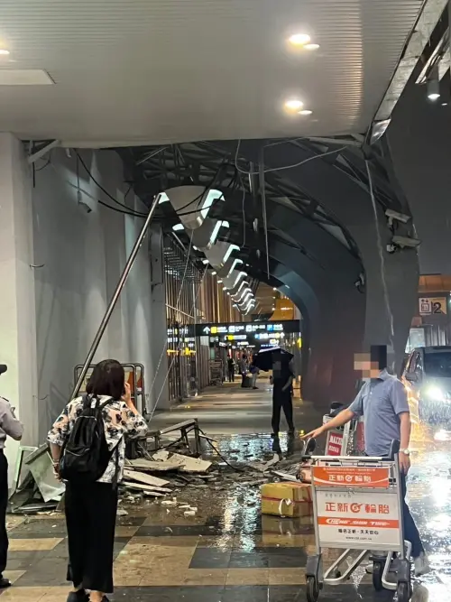 ▲大片天花板與金屬結構砸落在人來人往的外廊區人行道上，所幸崩落處當下沒有人經過。（圖／Threads@_________yao授權使用）