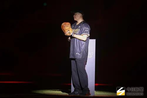 ▲La New熊隊時期的隊友潘忠韋參與林智勝的引退儀式。（圖／記者葉政勳攝 ,2025.09.07）