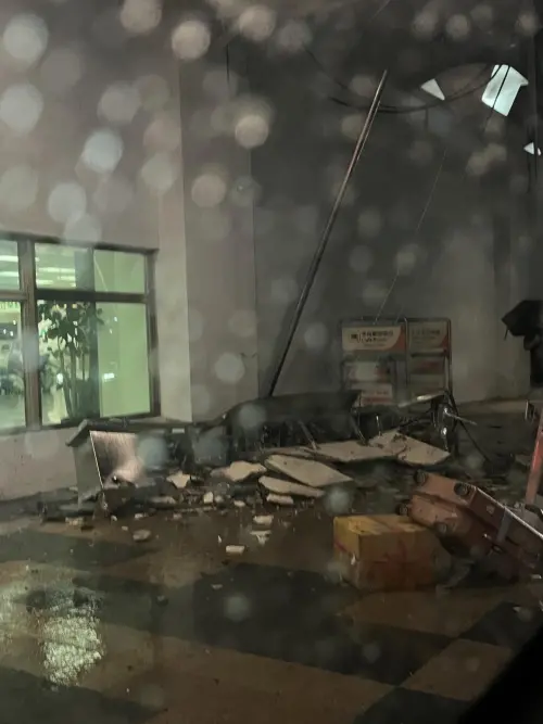 ▲松山機場外廊區天花板與管線崩落現場畫面。（圖／Threads@peiti._.0922授權使用）