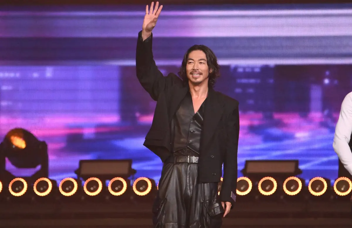 ▲J-POP拼盤演唱會今（7日）在台北小巨蛋盛大登場，國民姐夫AKIRA穿著深V壓軸開唱。其中，引退6年的瀧澤秀明低調現身，專注盯場子弟兵IMP.的表演。（圖／記者林柏年攝）