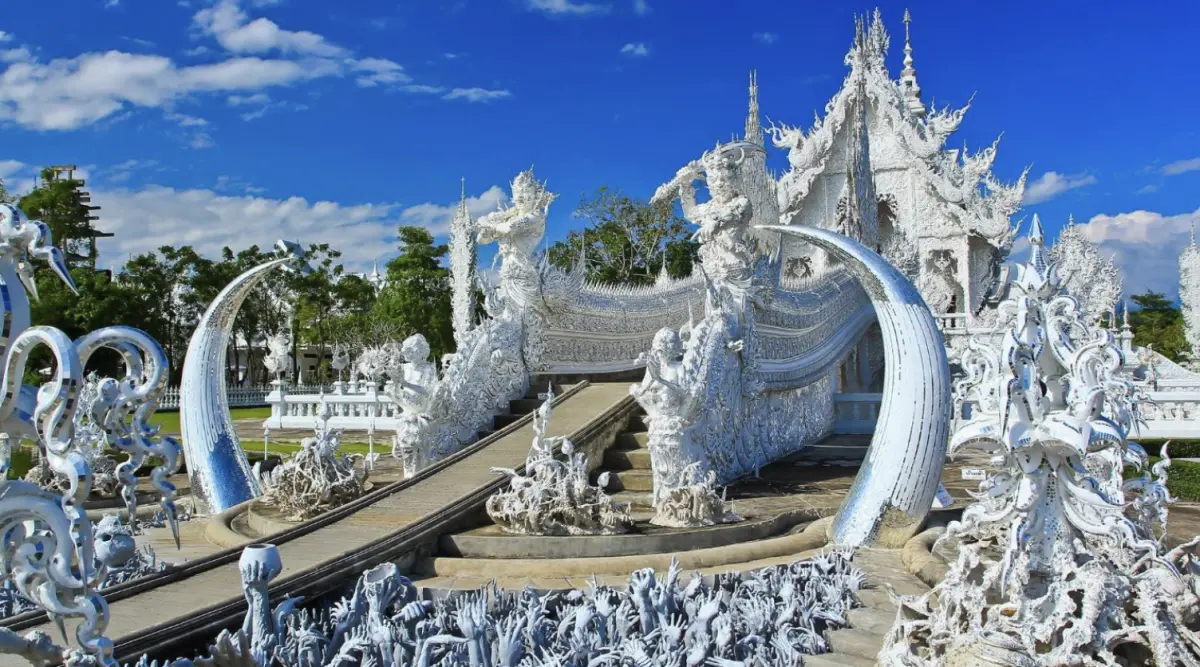 ▲俗稱白廟的龍昆寺是清萊的寺院式建築，由藝術許龍才所設計，是當地知名的觀光景點。（圖／翻攝自The Thaiger）