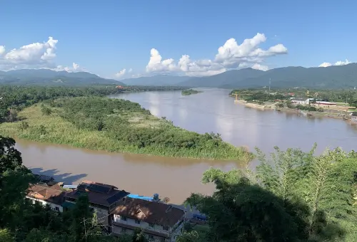 ▲遊客到清萊可參觀泰國、寮國、緬甸交界的金三角。（圖／翻攝自維基百科）