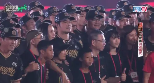 李超戴眼鏡神似林智勝哥哥！隊友看了全笑翻　網友直呼一模一樣
