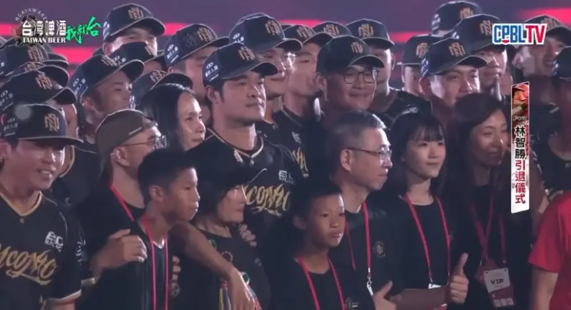▲賽後引退儀式結束後味全龍所有球員與林智勝家人們一同合影，此時突然有隊友拿了一副眼鏡給味全龍年輕投手李超，戴上眼鏡後李超與林祖懷並肩而站時彷彿「複製人」的樣子，讓後方隊友們笑成一團。（圖／翻攝自CPBL TV）