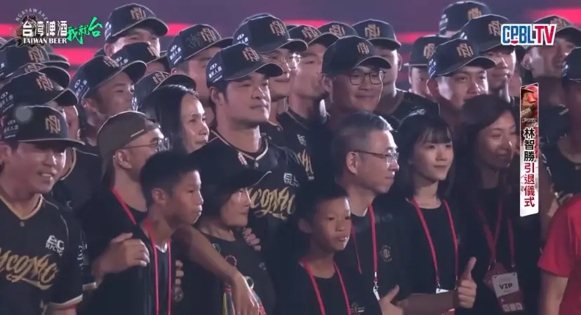 ▲賽後引退儀式結束後味全龍所有球員與林智勝家人們一同合影，此時突然有隊友拿了一副眼鏡給味全龍年輕投手李超，戴上眼鏡後李超與林祖懷並肩而站時彷彿「複製人」的樣子，讓後方隊友們笑成一團。（圖／翻攝自CPBL TV）