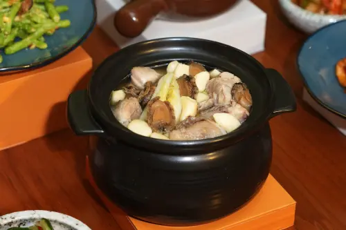 ▲〈蒜淘鮑魚雞湯〉是林昀儒與家人團圓必喝的雞湯，集鮮美精華於一鍋，憶起每次「從奶奶手中接過一碗料比湯多的雞湯」，總能感受到滿滿的關愛，豐富的雞湯，滿溢的蒜頭香氣，是家的滋味，也是團聚的美好。（圖／饗賓集團提供）