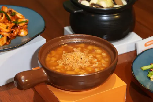 ▲〈冠軍！海鮮蒸蛋〉是屬於林昀儒的幸運料理，特別由「真珠　台灣佳味」結合新鮮的海鮮原料融入其中，將這道承載著情感與奮鬥的幸運料理，獻給饕客滿滿的元氣，滑嫩的蒸蛋鮮香四溢，讓人感受到簡單卻動人的滋味。（圖／饗賓集團提供）