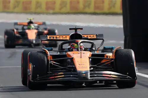 ▲麥拉倫在義大利站爆發進站爭議，諾里斯因換胎失誤遭皮亞斯特里超越，最終在隊內指令下換回位置，兩人分居第二與第三。（圖／路透／達志影像）