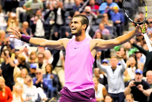 ▲艾卡拉茲（Carlos Alcaraz）以6：2、3：6、6：1、6：4擊敗衛冕冠軍楊尼克．辛納（Jannik Sinner），生涯第二度高舉美網金盃。（圖／路透／達志影像）