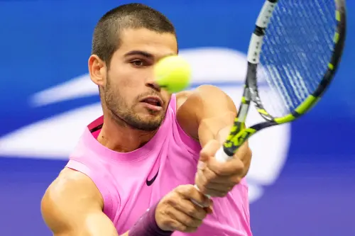 ▲艾卡拉茲（Carlos Alcaraz）以6：2、3：6、6：1、6：4擊敗衛冕冠軍楊尼克．辛納（Jannik Sinner），生涯第二度高舉美網金盃。（圖／路透／達志影像）