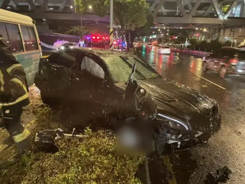 ▲賓士疑似未注意車況，失速撞上分隔島，車體駕駛座嚴重變形，所幸無人死亡。（圖／翻攝畫面）