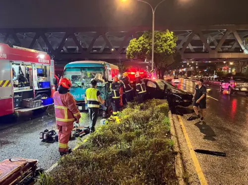 飛來橫禍！失速賓士飛車砸中懷恩專車　女駕駛骨折命大獲救

