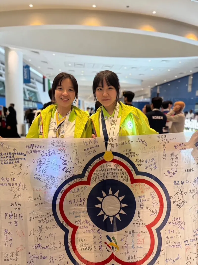 ▲葉怡君老師（左）指導國手參加2023年阿布達比亞洲技能競賽服裝創作職類榮獲金牌（圖／教育部提供）