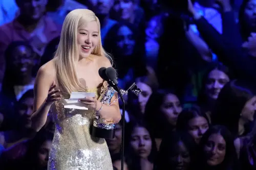 ▲Rosé（如圖）的〈APT.〉除了入圍葛萊美獎，還拿下《2025 MTV Video Music Awards》（2025 MTV VMAs）的「年度歌曲」，領獎時她拿著2頁小抄激動致詞，謝謝Bruno Mars（火星人布魯諾）跟BLACKPINK的成員Jisoo、Jennie、Lisa。（圖／AP美聯社）