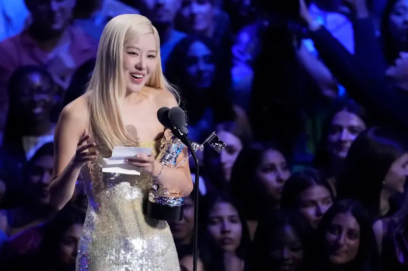 ▲ROSÉ（如圖）以〈APT.〉拿下《2025 MTV Video Music Awards》（2025 MTV VMAs）的「年度歌曲」，她拿著2頁小抄激動致詞，謝謝Bruno Mars（火星人布魯諾）跟BLACKPINK的成員Jisoo、Jennie、Lisa。（圖／AP美聯社）
