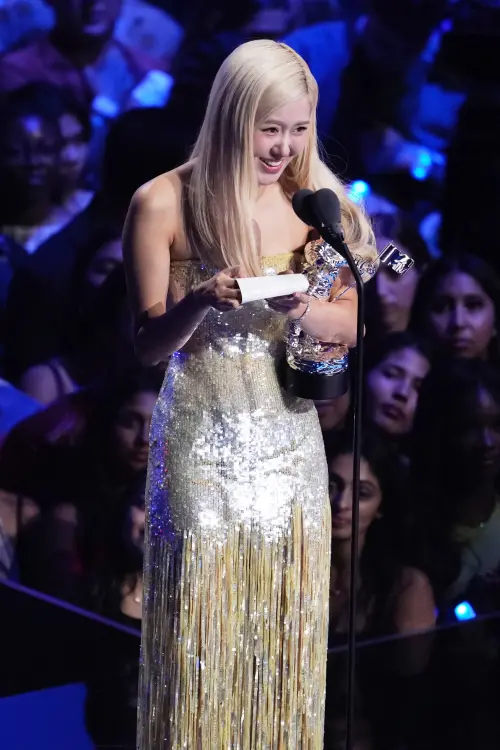 ▲Rosé拿下人生第一座MTV獎盃，上台領獎超激動，寫下2張滿滿致詞，深怕漏掉該感謝的人。（圖／AP美聯社）